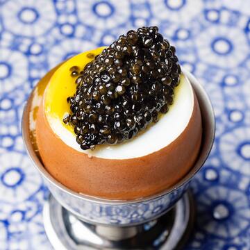 EASTER RECIPE 💐
  
L’œuf à la coque au caviar Baeri… Une recette simple et gourmande qui sublimera votre brunch de Pâques ! 🐣🐟

-————————
 
Soft-boiled egg with Baeri caviar... A simple, gourmet recipe that will enhance your Easter brunch!🐣🐟

📸 Emanuela Cino
@kaviaridelikatessens
@kaviari_paris

#Pâques #easter #easterbreak #printemps #Spring
